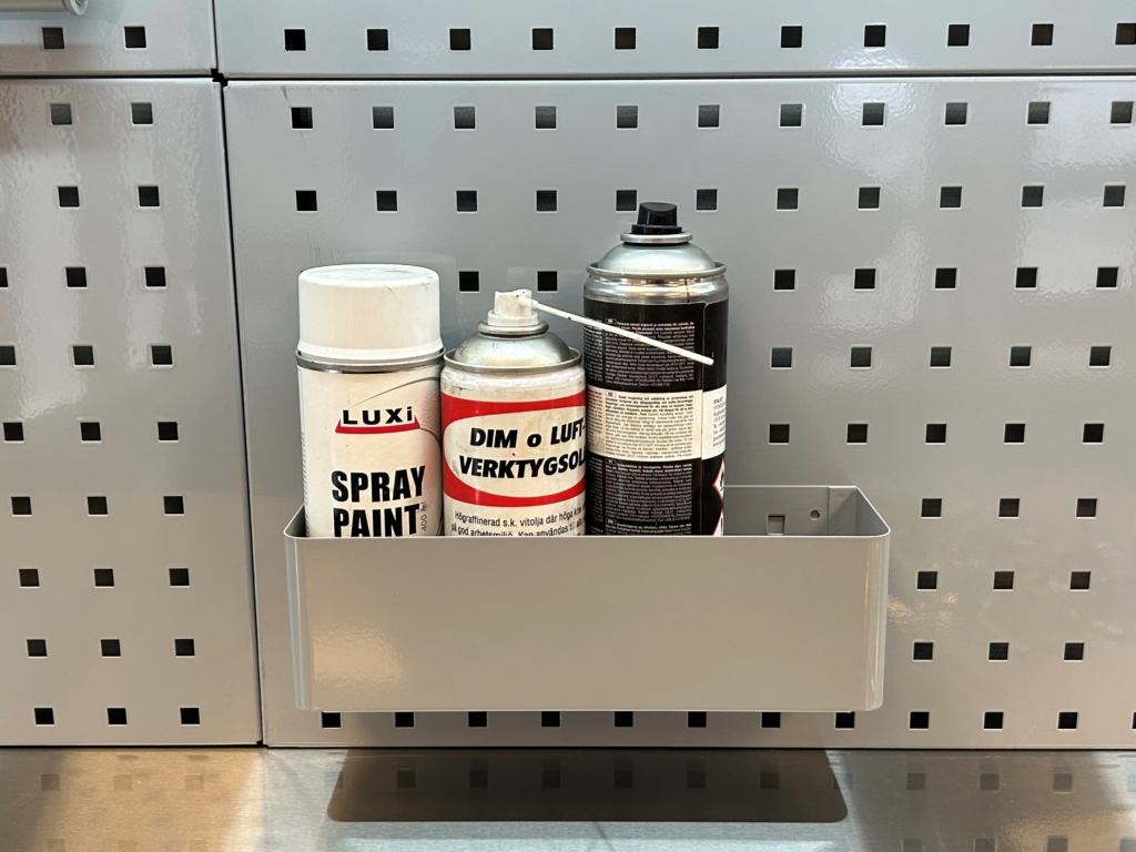 Hållare för sprayburkar